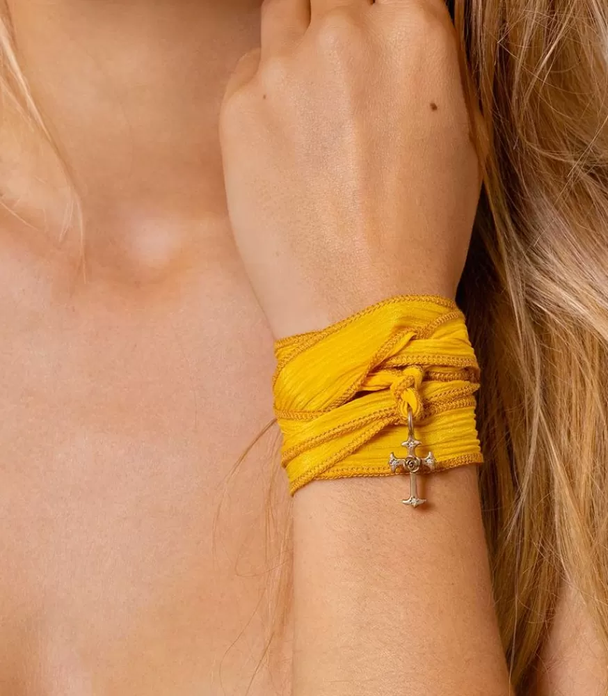 Femme Catherine Michiels Bracelet En Soie A Nouer Et Charm Mariel Cross En Bronze Et Diamant